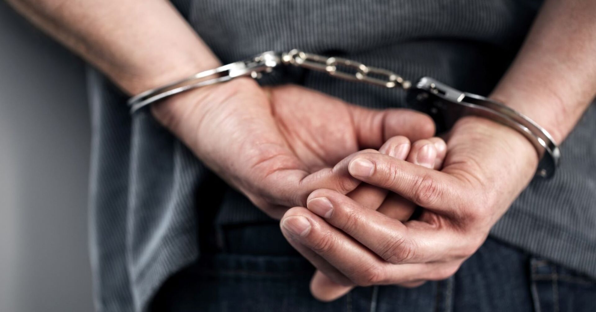 Ein Mann mit Handschellen