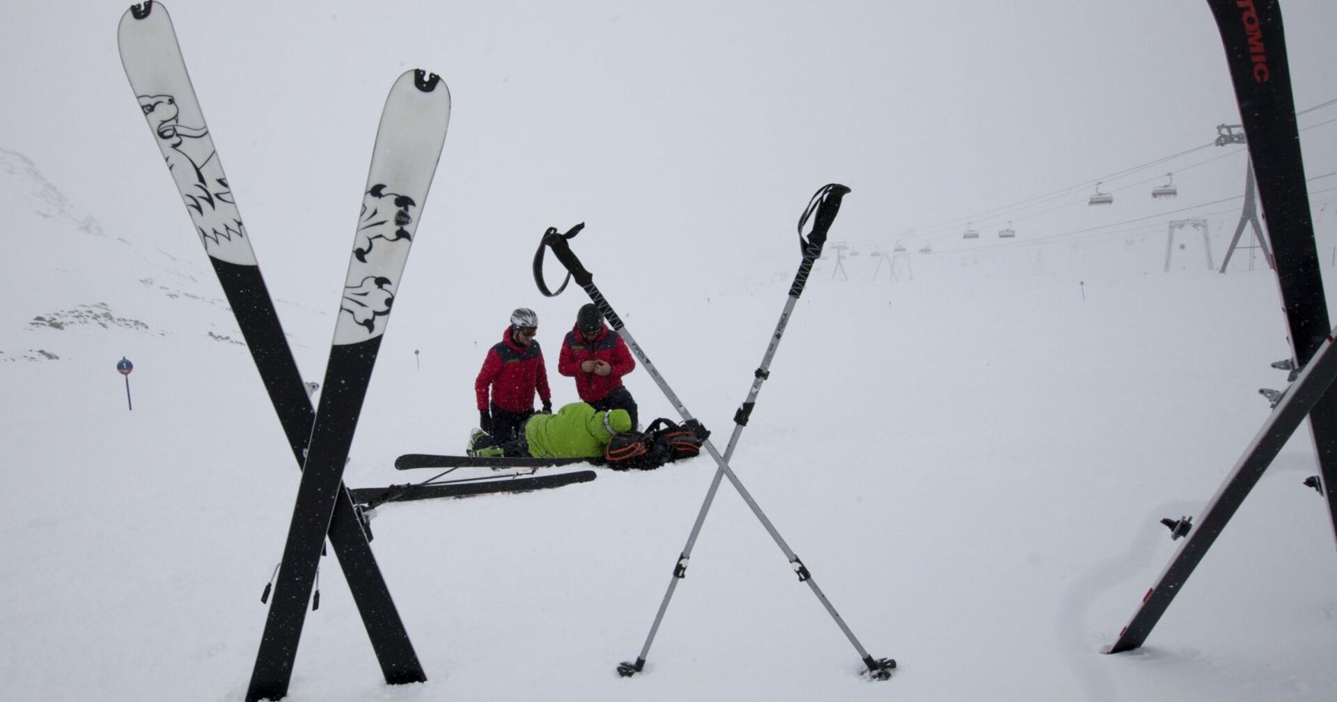 Überkreuzte Skier bei Skiunfall.