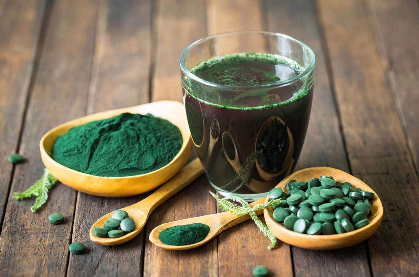 Spirulina-Alge im Glas | Credit: iStock.com/pilipphoto