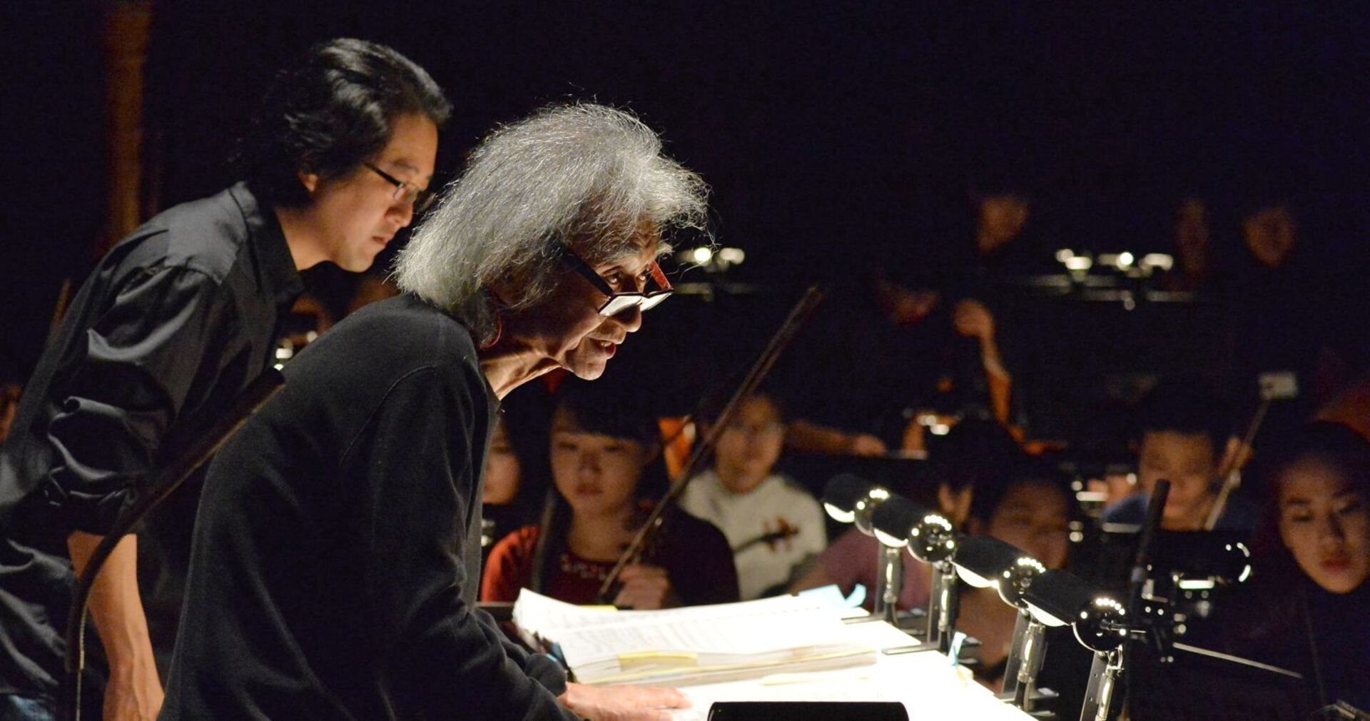 Seiji Ozawa bei der Arbeit mit einem Orchester.