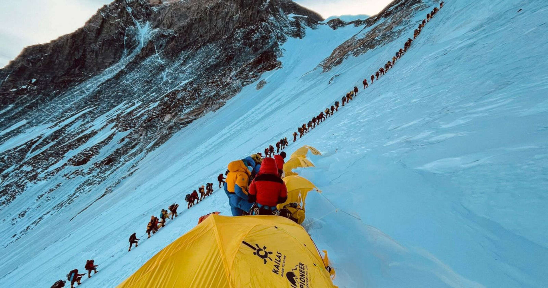 Eine Stau bildet sich bei der Besteigung des Mount Everest in Nepal.
