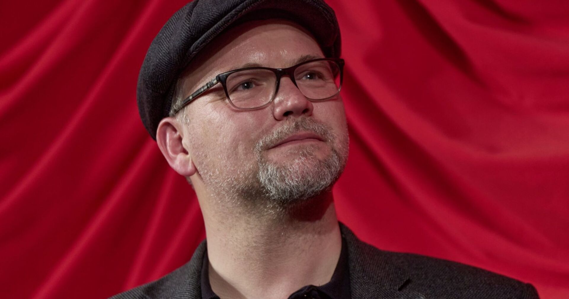 Thomas Stipsits mit schwarzer Mütze.