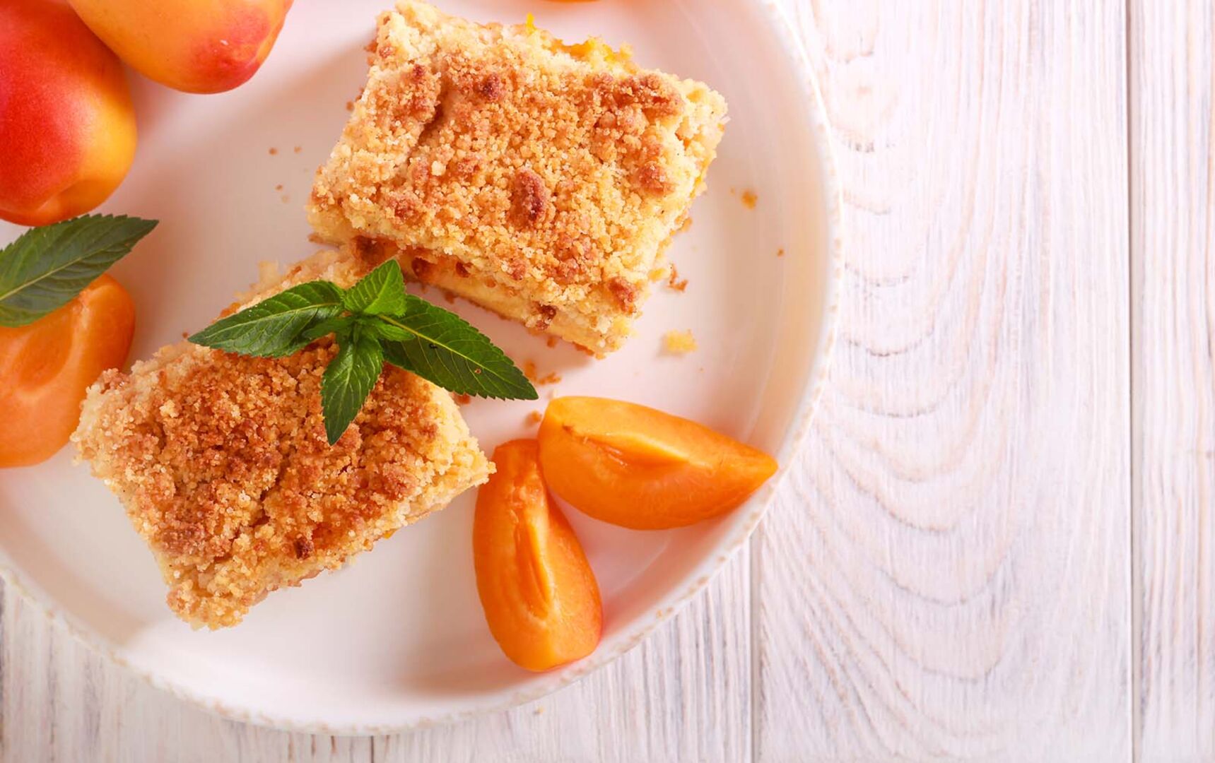 Streuselkuchen mit Marille | Credit: iStock.com/manyakotic