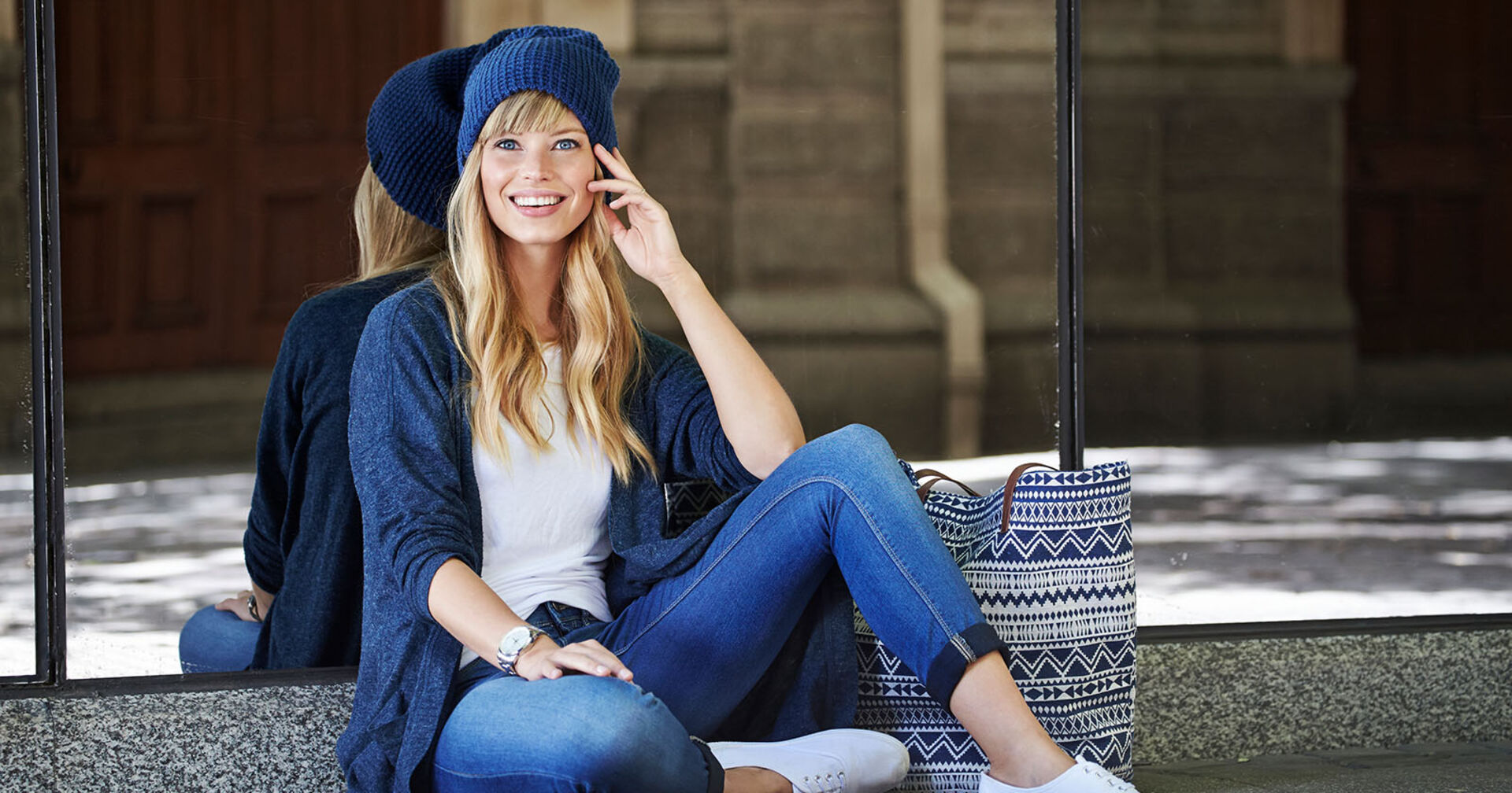Frau mit blauer Strickjacke | Credit: iStock.com/SanneBerg