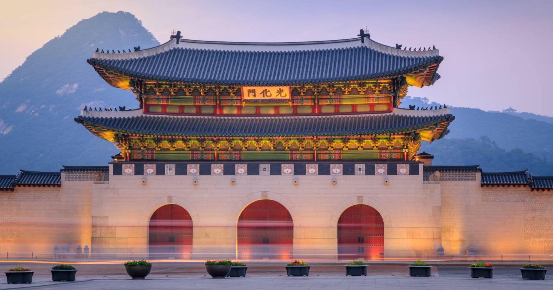Gyeongbokgung Palast in Seoul bei Abenddämmerung