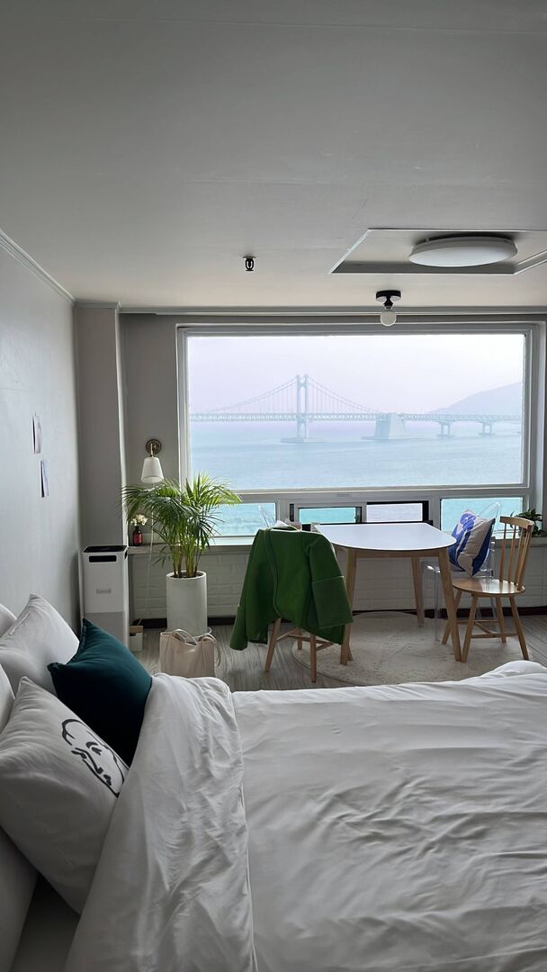 Ausblick auf die Gwangan Brücke aus dem Fenster des gemieteten Airbnb