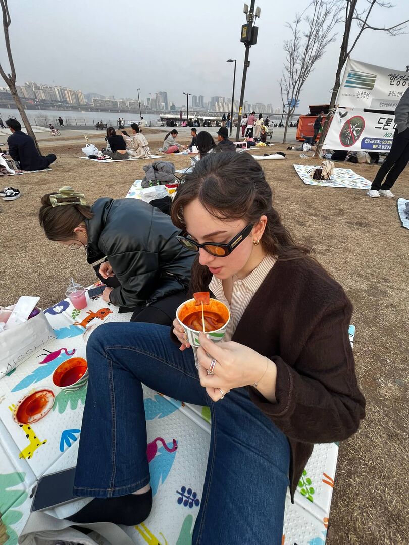 Die Autorin bei einer Portion Tteokbokki am Fluss Han