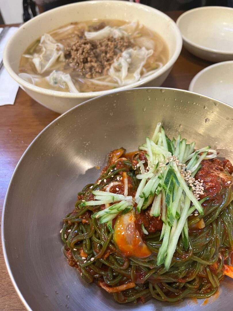 &quot;Bibim Guksu&quot; und &quot;Kalguksu&quot; im Myeongdong Kyoja in Seoul