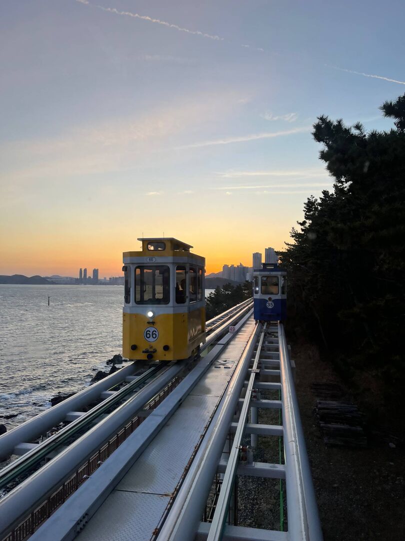 Zug &quot;Haeundae Sky Capsule&quot; im &quot;Bluelinepark&quot;