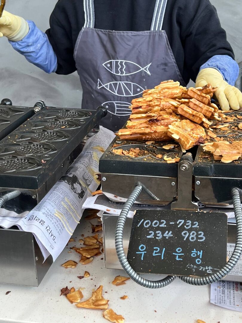 Ein heißbegehrtes Dessert im &quot;Gwangjang Market&quot;, gefüllt mit Vanillesoße oder Rote-Bohnen-Paste