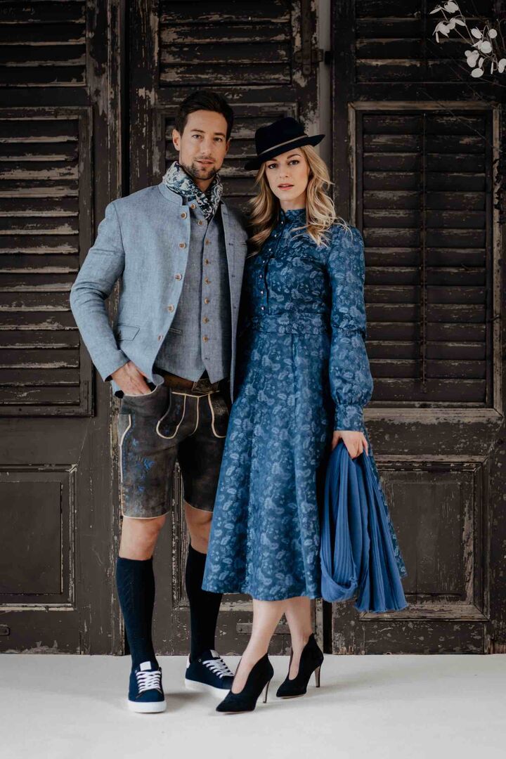 Man mit Lederhose und blauer Jacke und Frau im blauen Trachtenkleid mit hut