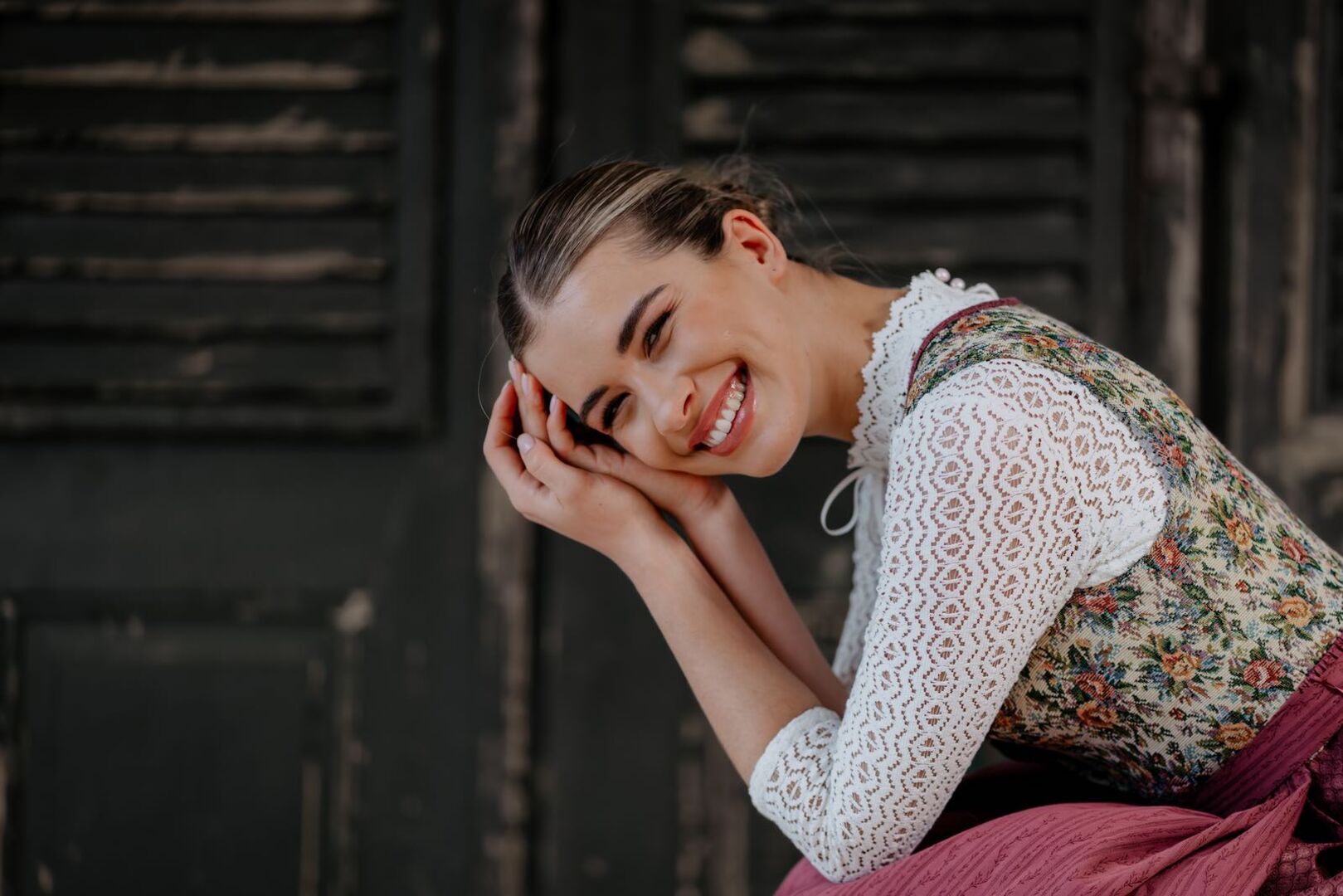 Mädchen in Tracht lacht in die Kamera