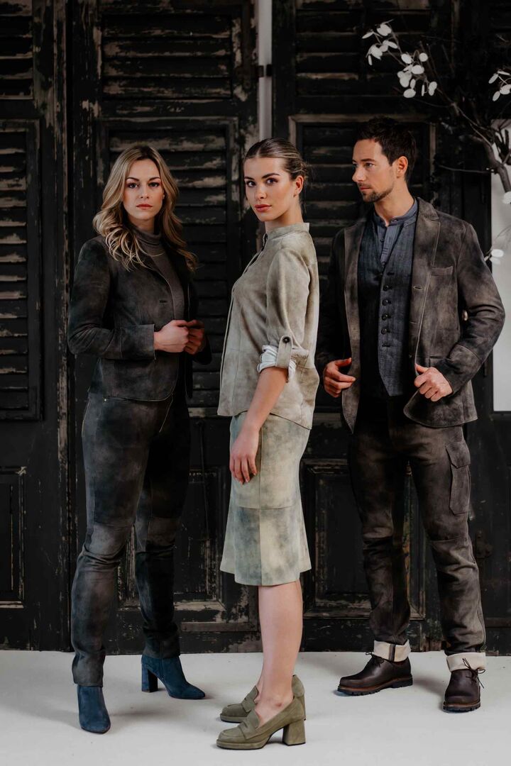 Drei Models präsentieren Velourleder-Mode