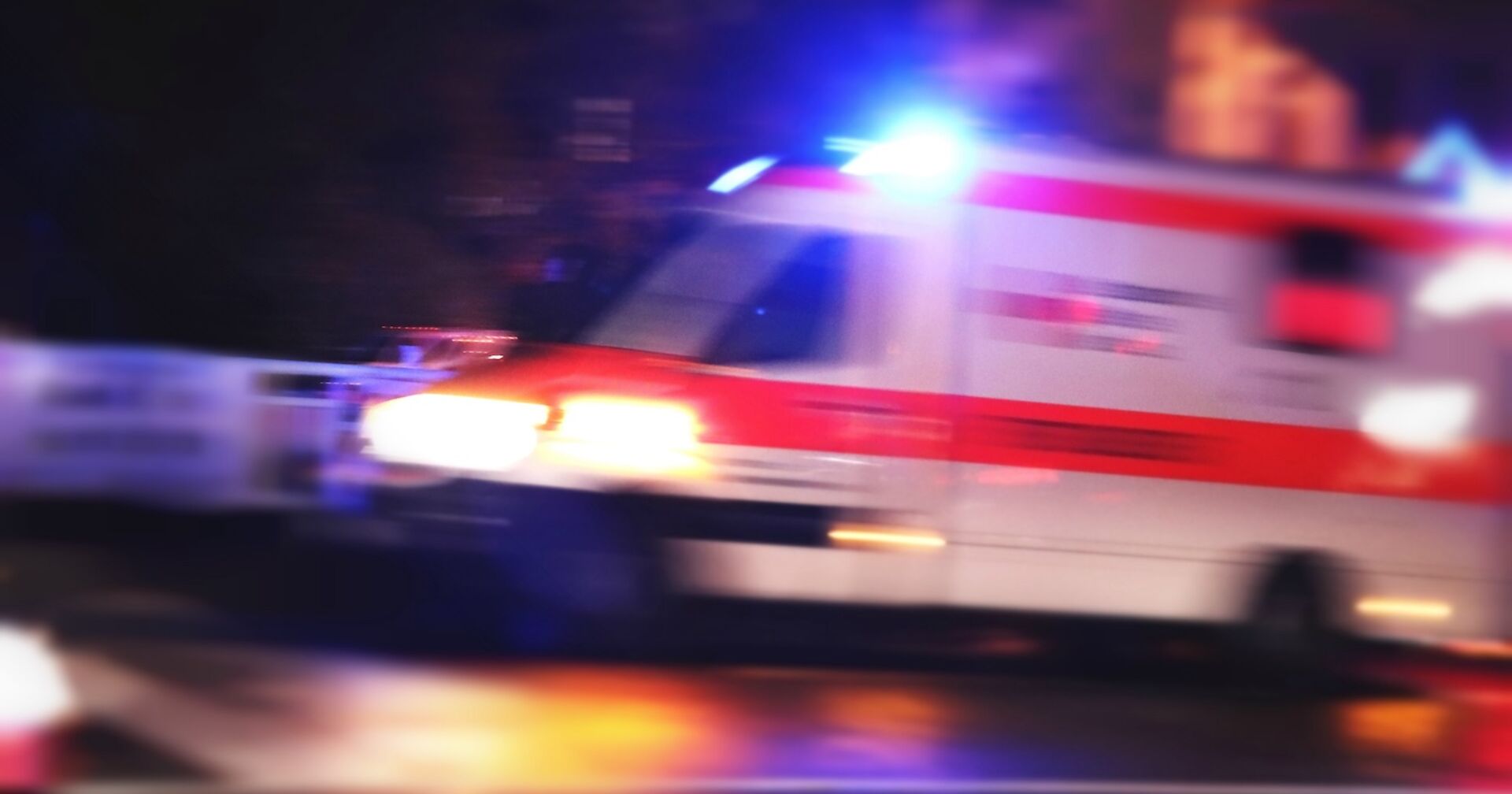 Ein Notarztwagen in der Nacht im Blaulicht-Einsatz.