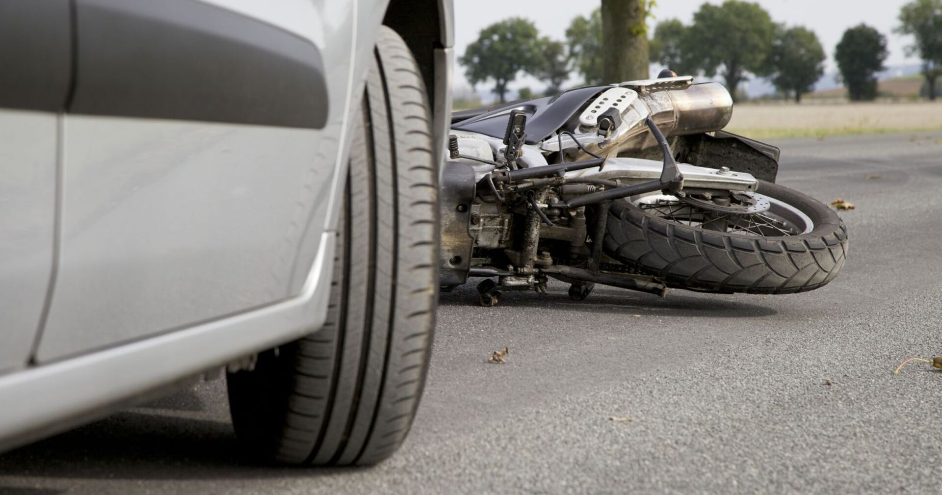 Unfall zwischen einem Auto und einem Motorrad.