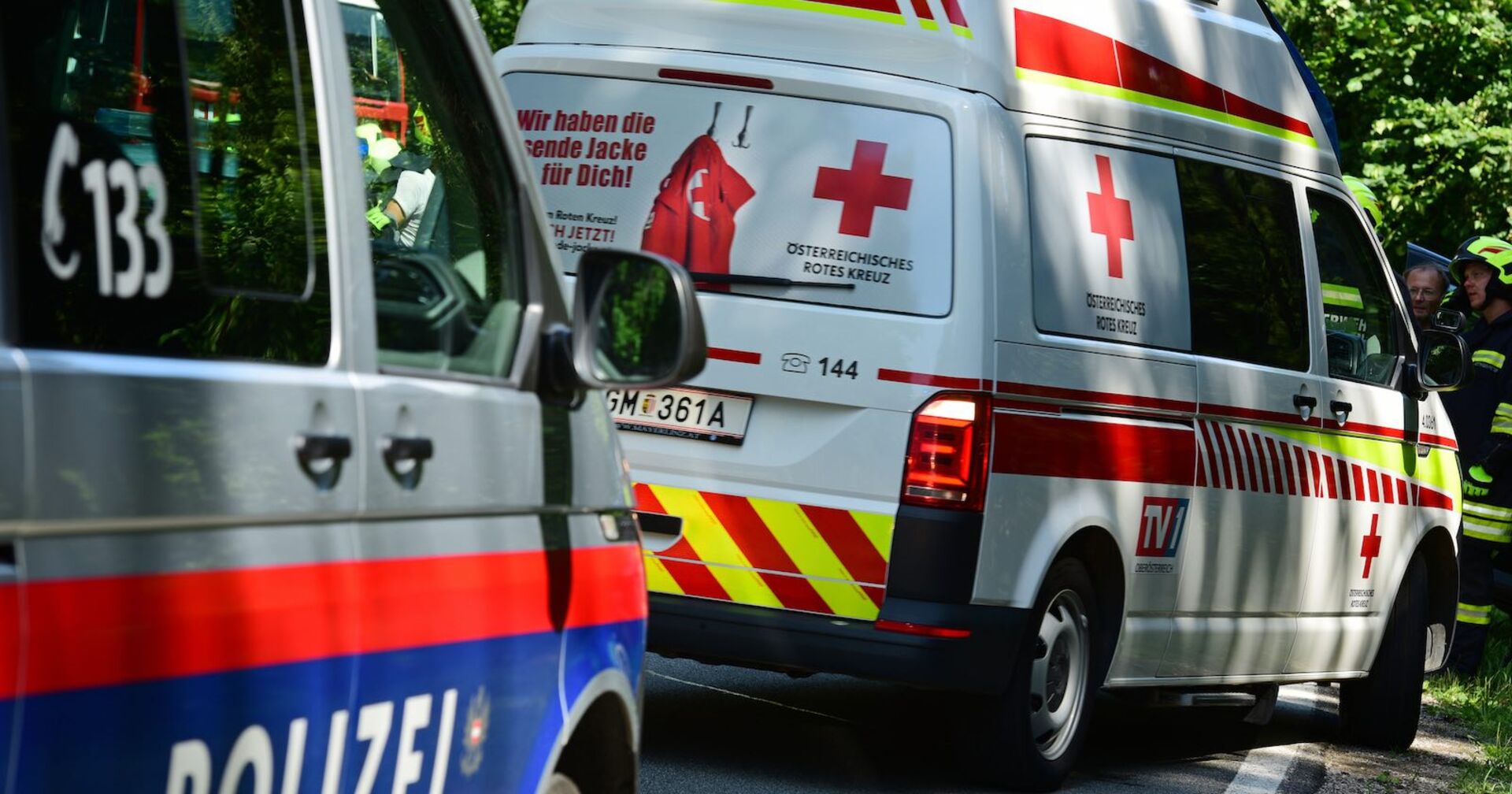 Polizei und Rettungskräfte am Unfallort.