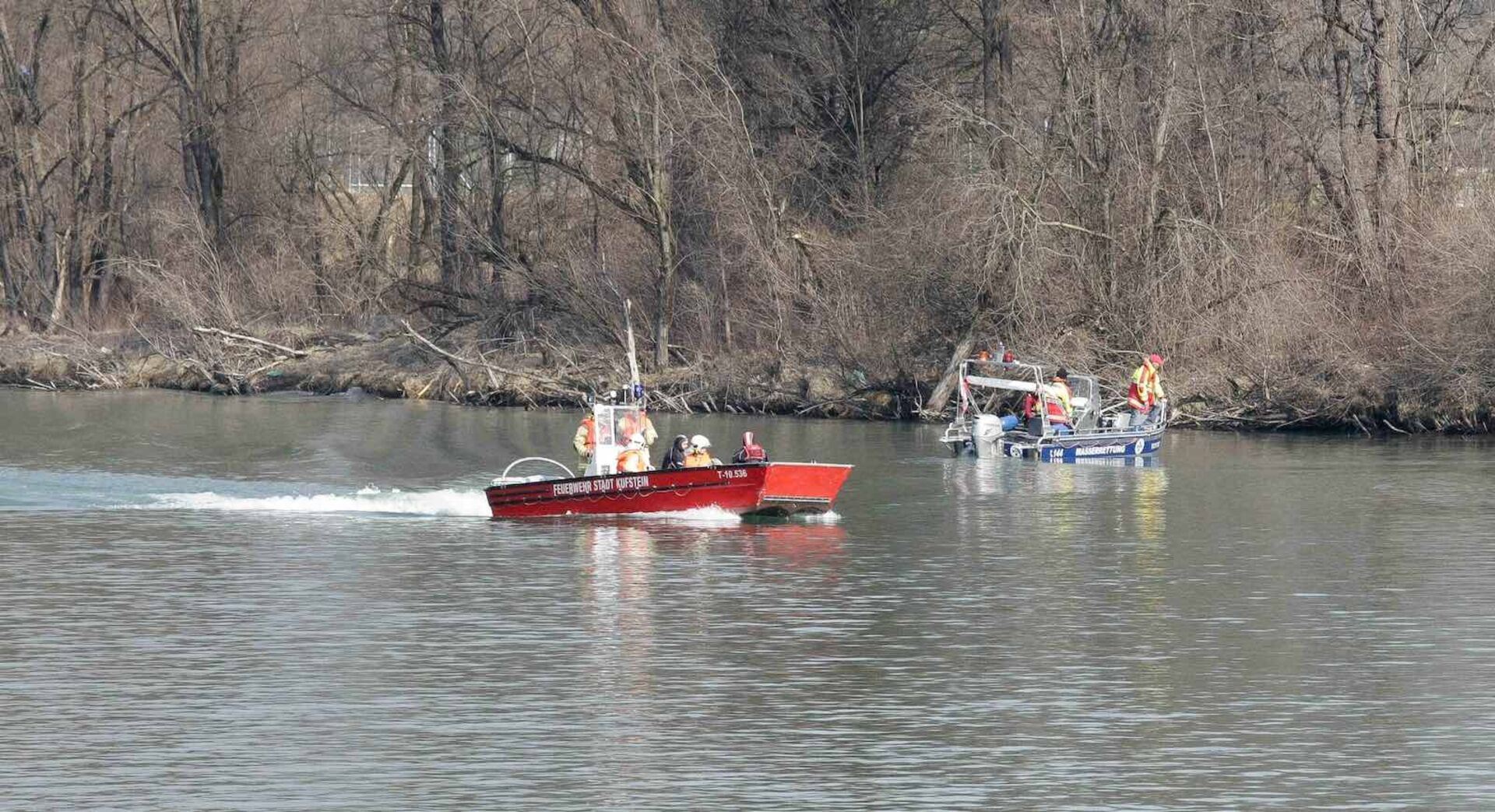 Suchtrupps mit zwei Booten auf dem Inn.