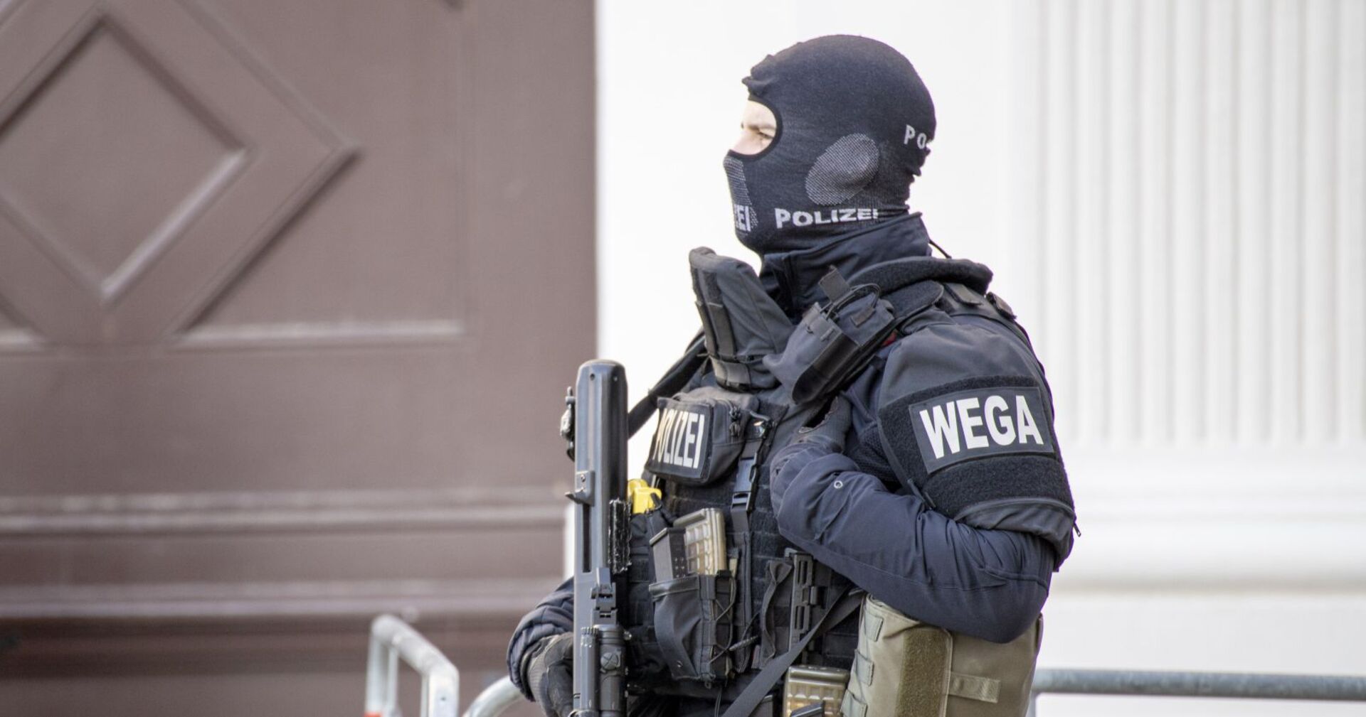 Unformierter WEGA-Beamte.