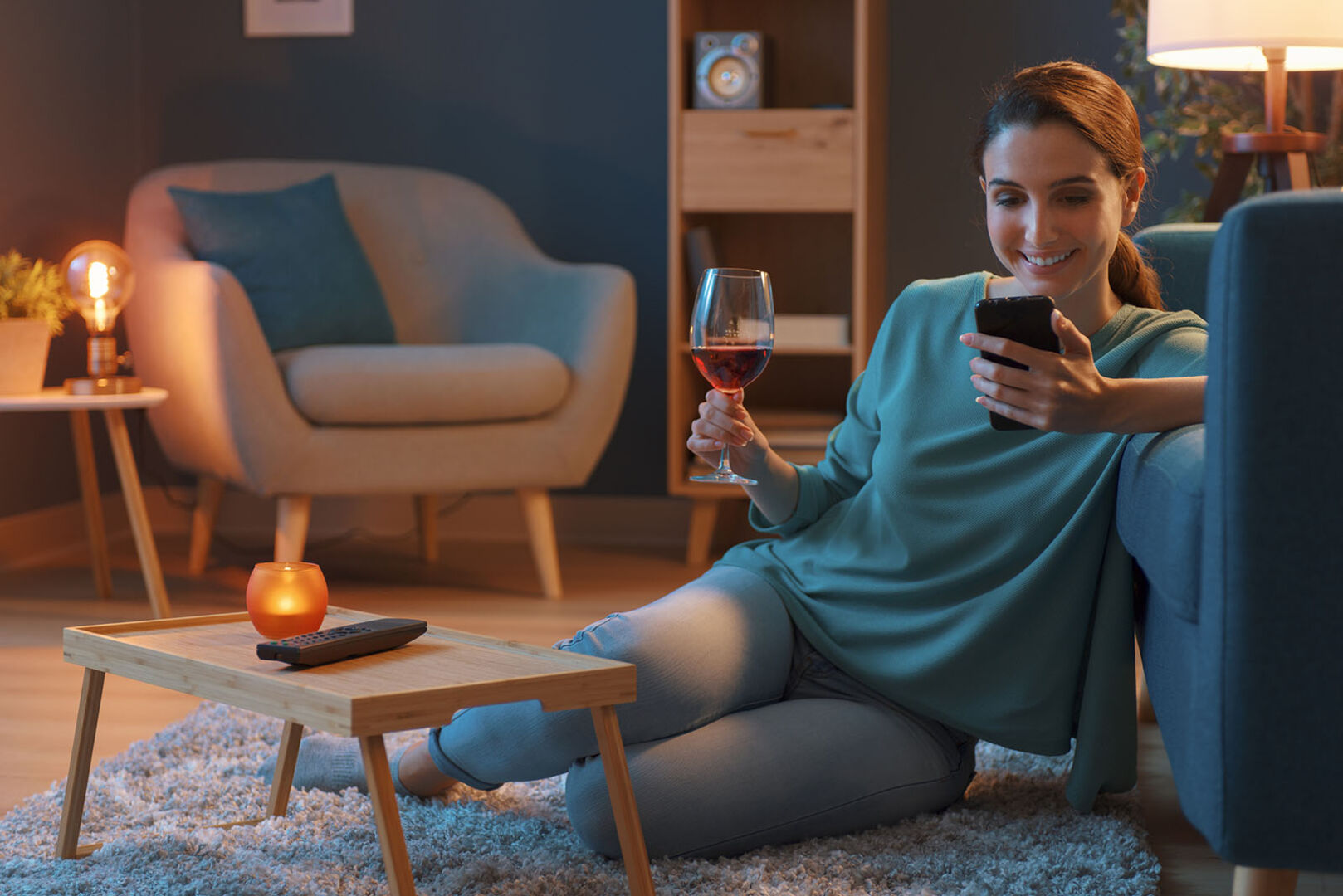Frau trinkt ein Glas Wein | Credit: iStock.com/demaerre