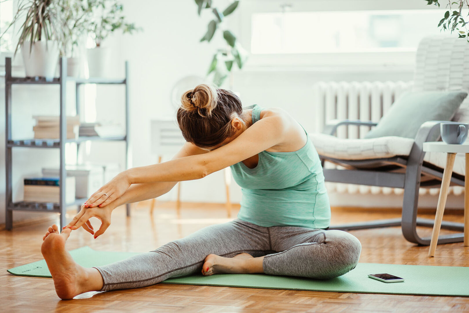 Frau macht Yoga | Credit: iStock.com/petrunjela
