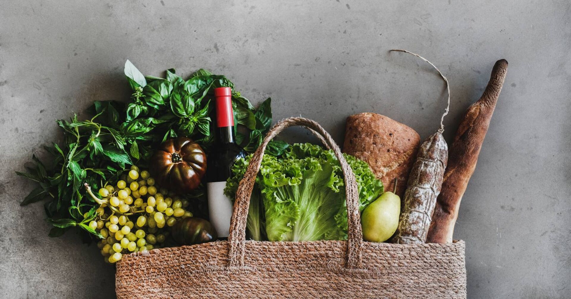 Jutebeutel mit verschiedenen Obst- und Gemüsesorten