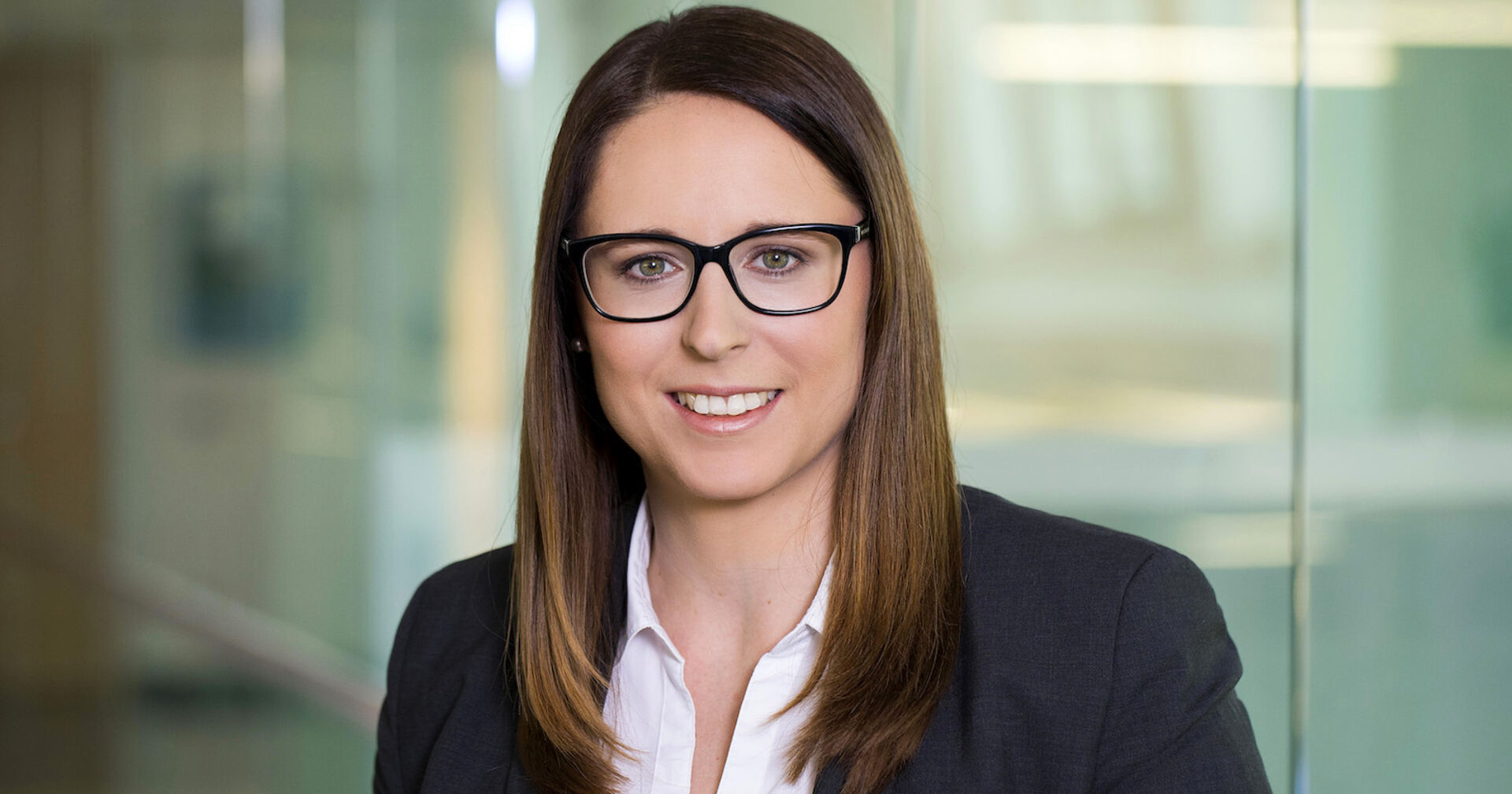 Jessica Bräu mit weißer Bluse und dunkler Brille