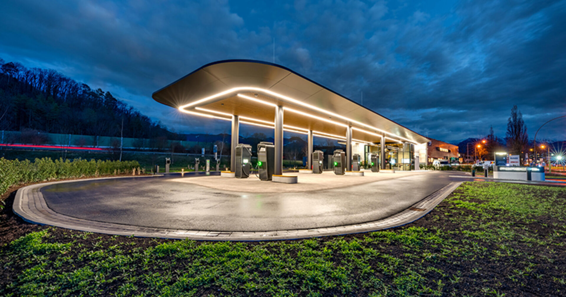 Die Sportwagenmarke Porsche treibt den strategischen Ausbau eigener Schnellladestationen mit Hochdruck voran.