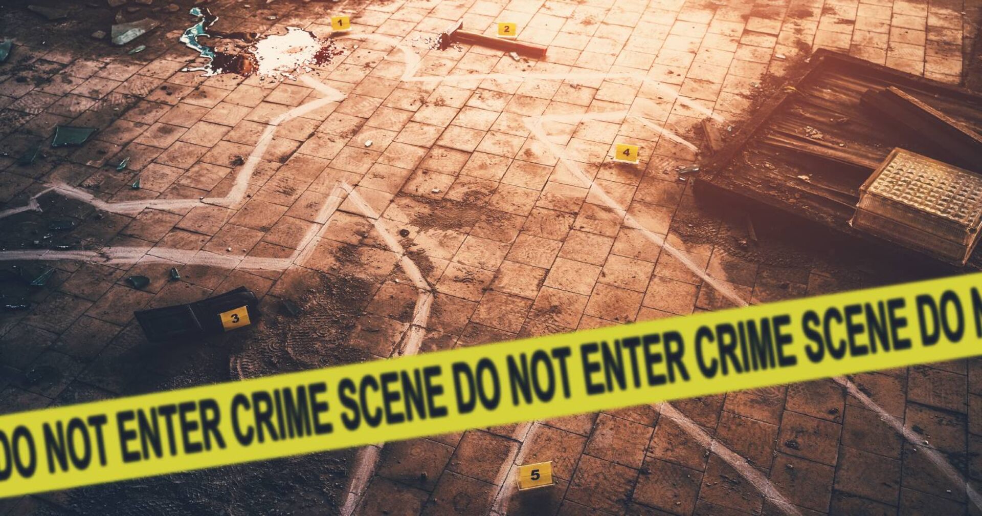 Ein düsterer Tatort eines Mordes: Am Boden wurden die Umrisse eines Leichnams eingezeichnet, im Hintergrund sind ein Hammer und eine Blutlache zu sehen, im Vordergrund ein polizeiliches Absperrband