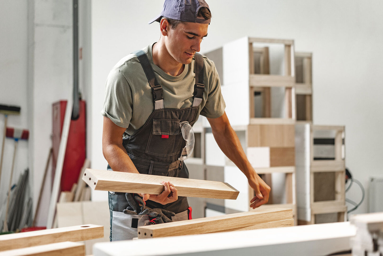 Junger Tischler bei der Arbeit | Credit: iStock.com/FabrikaCr