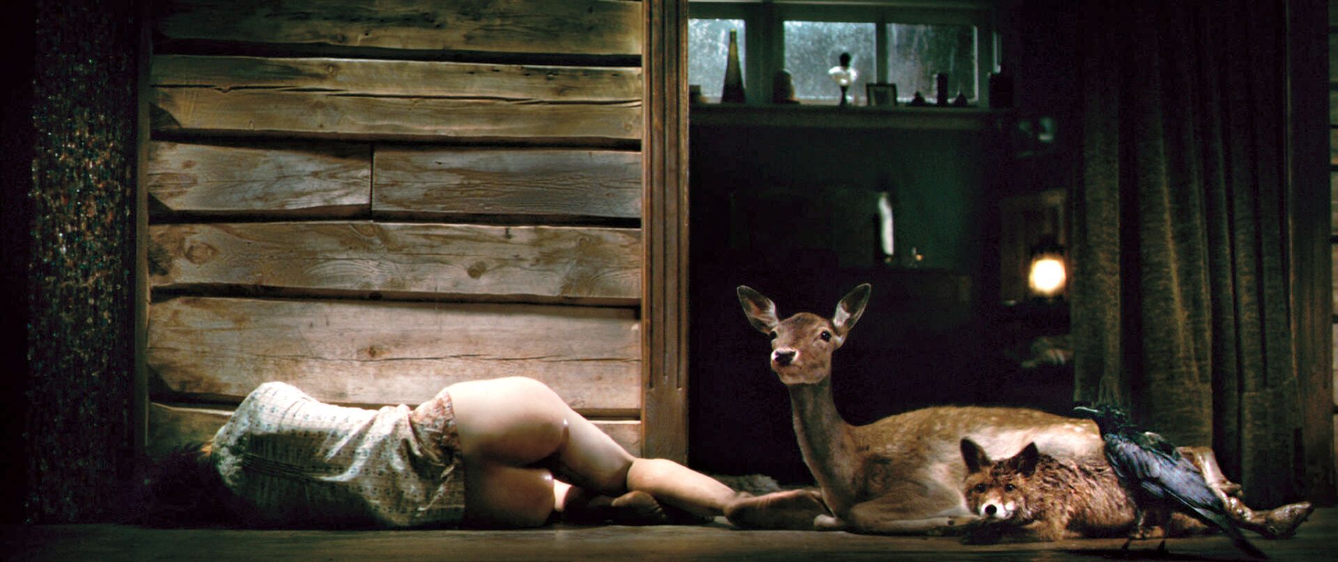 Eine Szenen aus dem Film &quot;Antichrist&quot;: Eine Frau liegt nackt auf dem Boden einer Waldhütte, neben ihr ruhen ein Reh sowie ein Fuchs