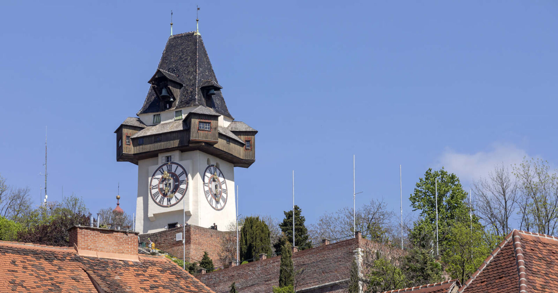 Der Grazer Uhrturm vor blauem Himmel
