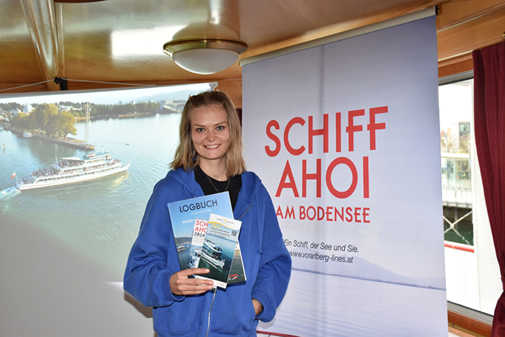 Bianca Kaufmann (Vorarlberg Lines Praktikantin) mit druckfrischen &quot;Logbuch&quot;-Magazin und dem neuen 76seitigen Schiff Ahoi!-Programmfolder.