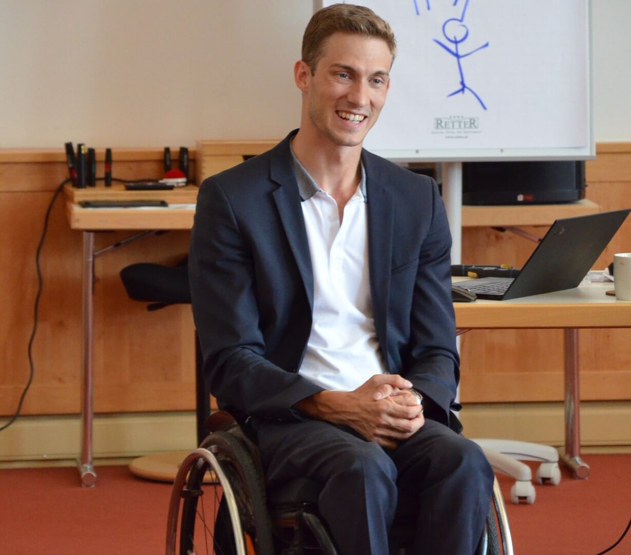 Porträt im Anzug, im Rollstuhl sitzend