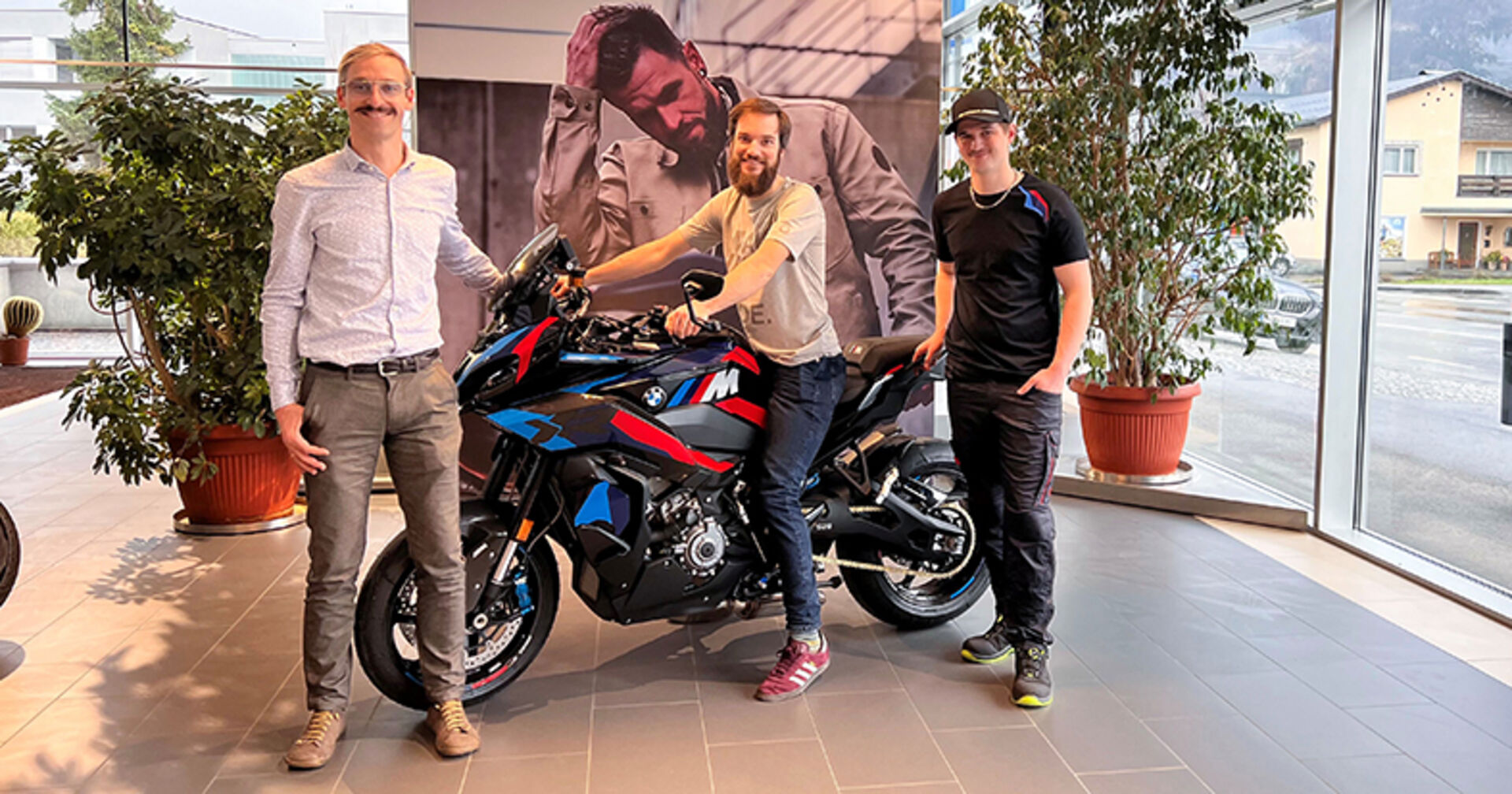 BMW Unterberger Nenzing-Betriebsleiter Christoph Nigsch, Motorrad-Verkaufsberater Lukas Miller und Motorrad-Servicetechniker Johannes Weratschnig.
