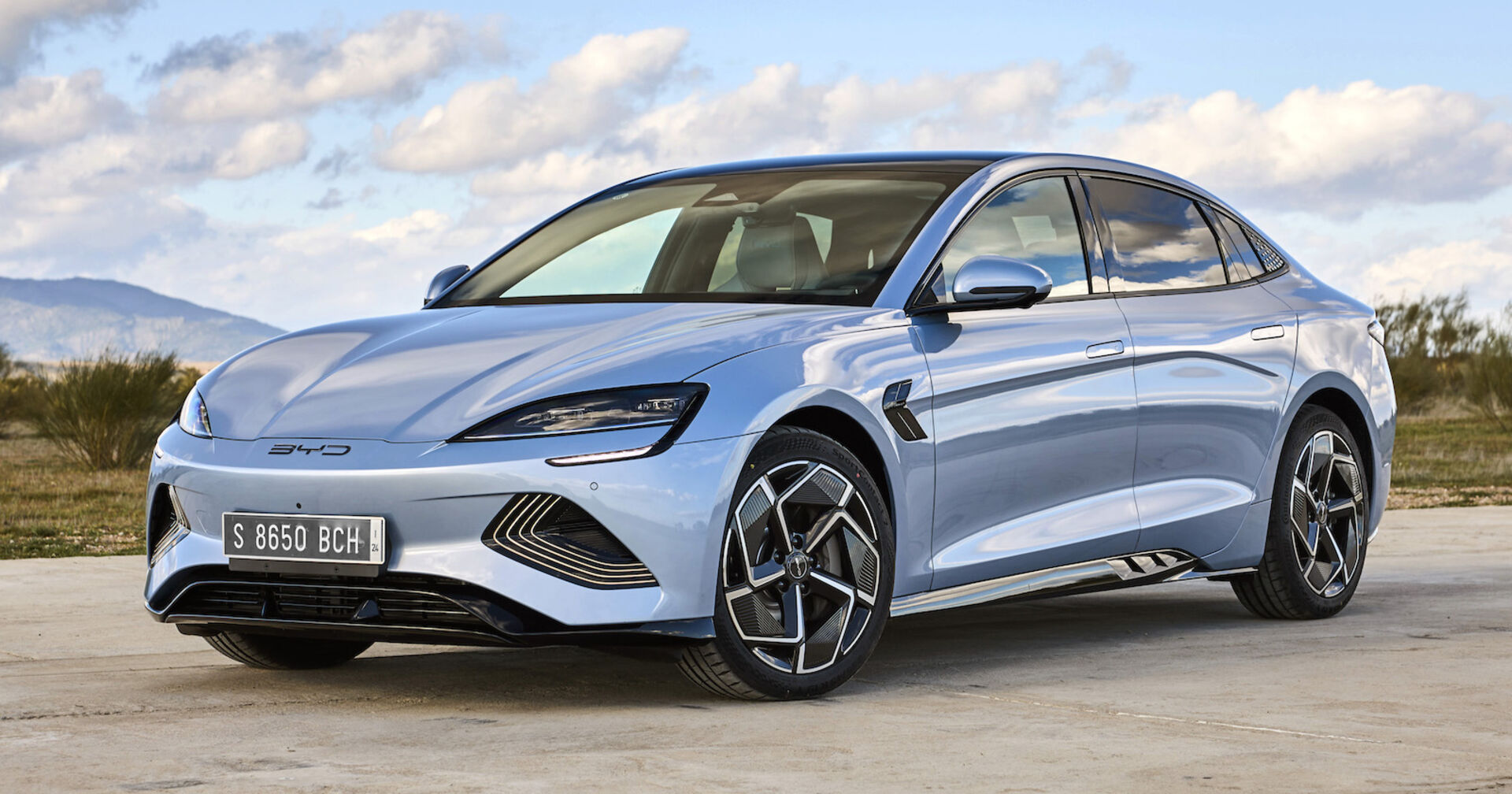 Eine hellblaue Limousine, Modell BYD Seal, steht auf einem Parkplatz