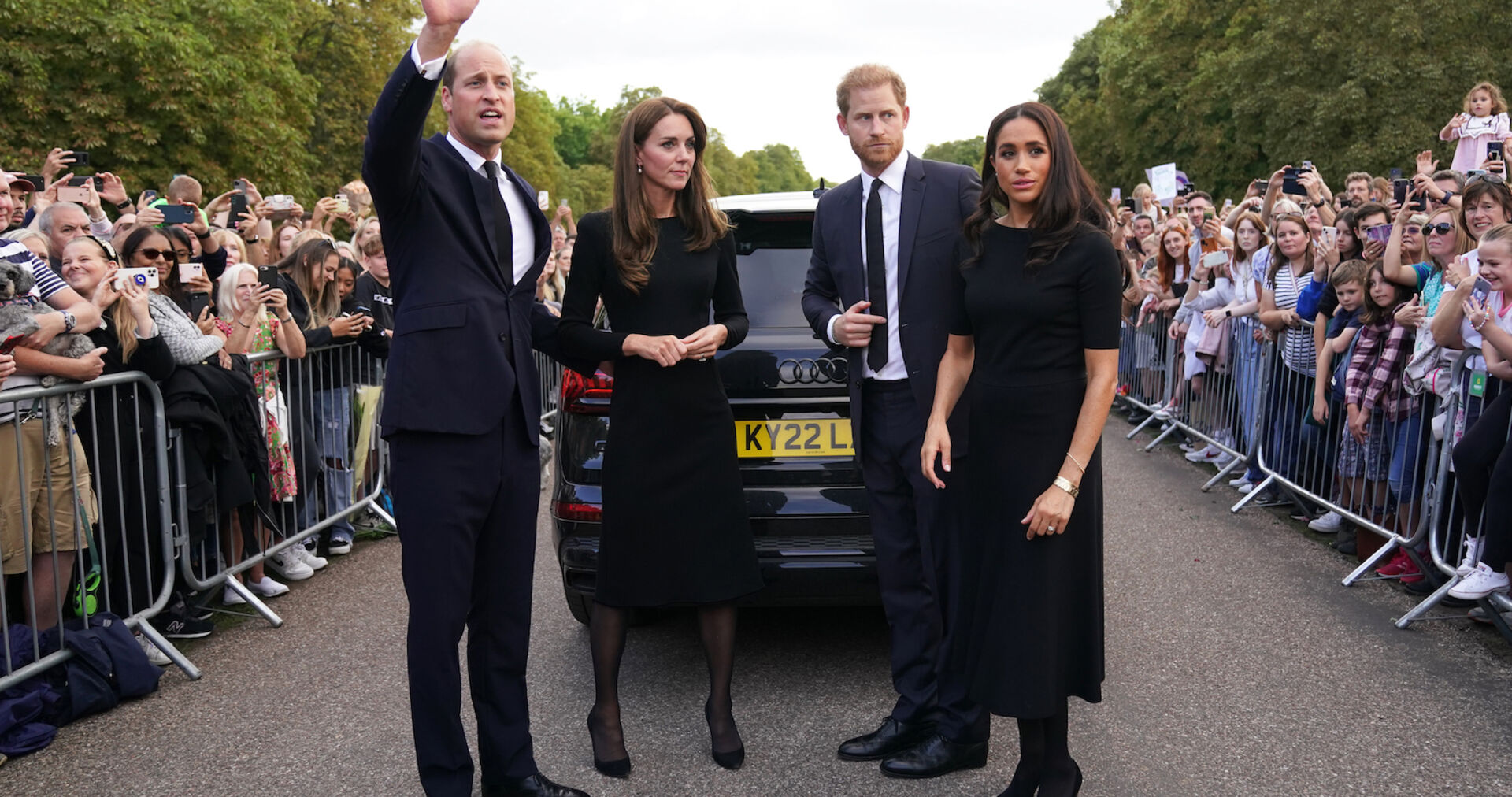 Auftritt in Trauerkleidung mit Zuschauern hinter Absperrungen