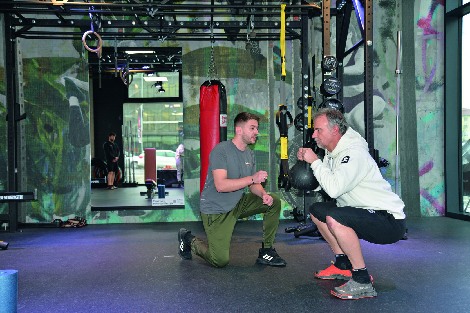 Teilnehmer Stefan bei einer Fitnessübung mit Trainer