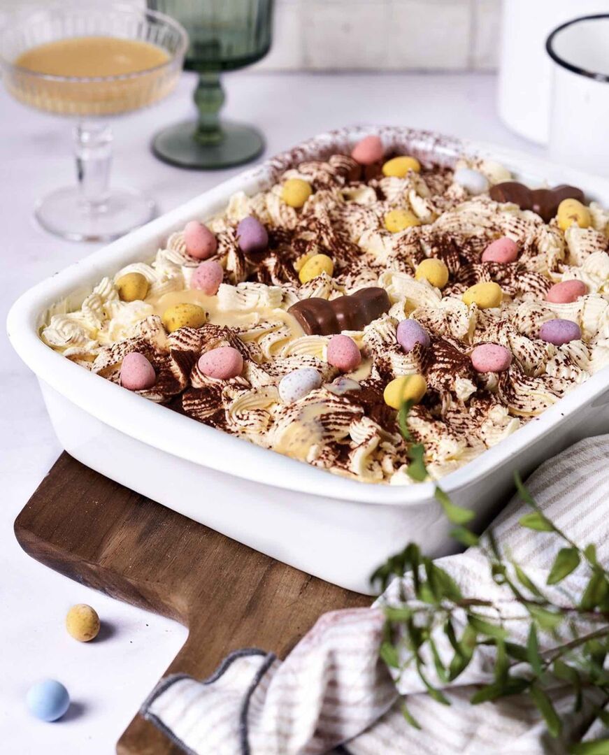 Eierlikör-Tiramisu mit Schoko-Osterhasen dekoriert.