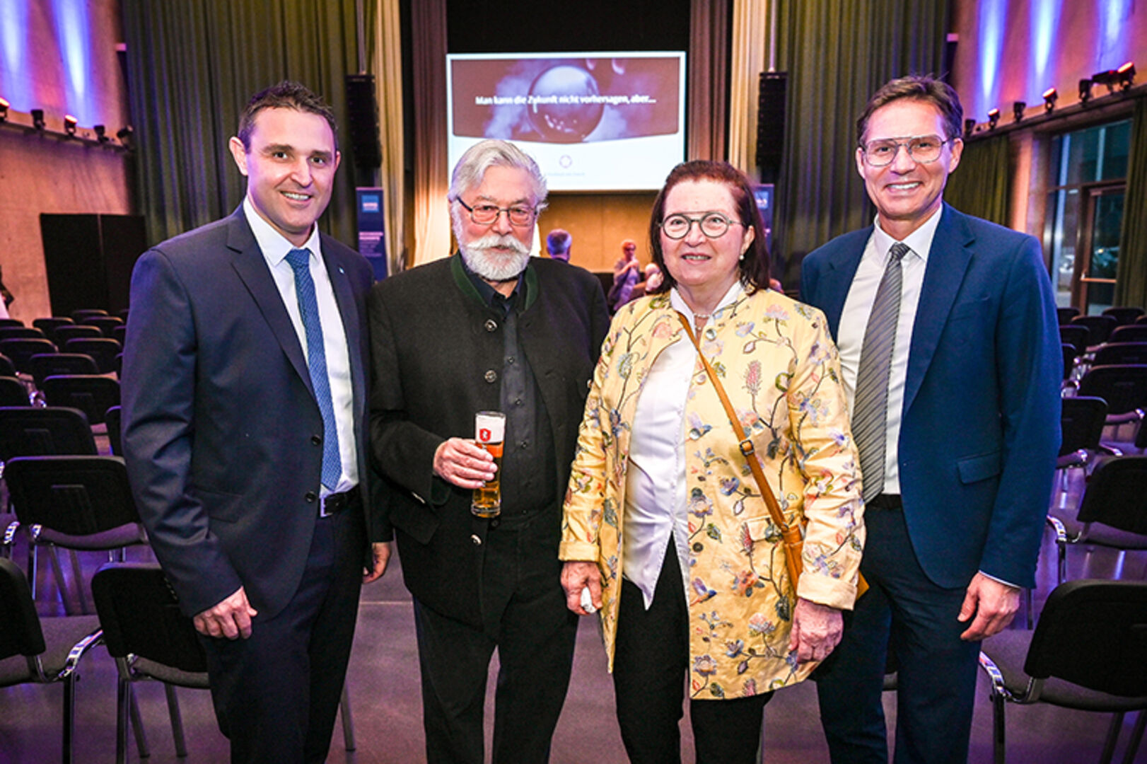 Jürgen Schwendinger (Hypo Feldkirch) mit Dr. Rainer Rössler und Elisabeth (Ärzte i.R.) und Hypo-Filialdirektor Richard Karlinger (Dornbirn)