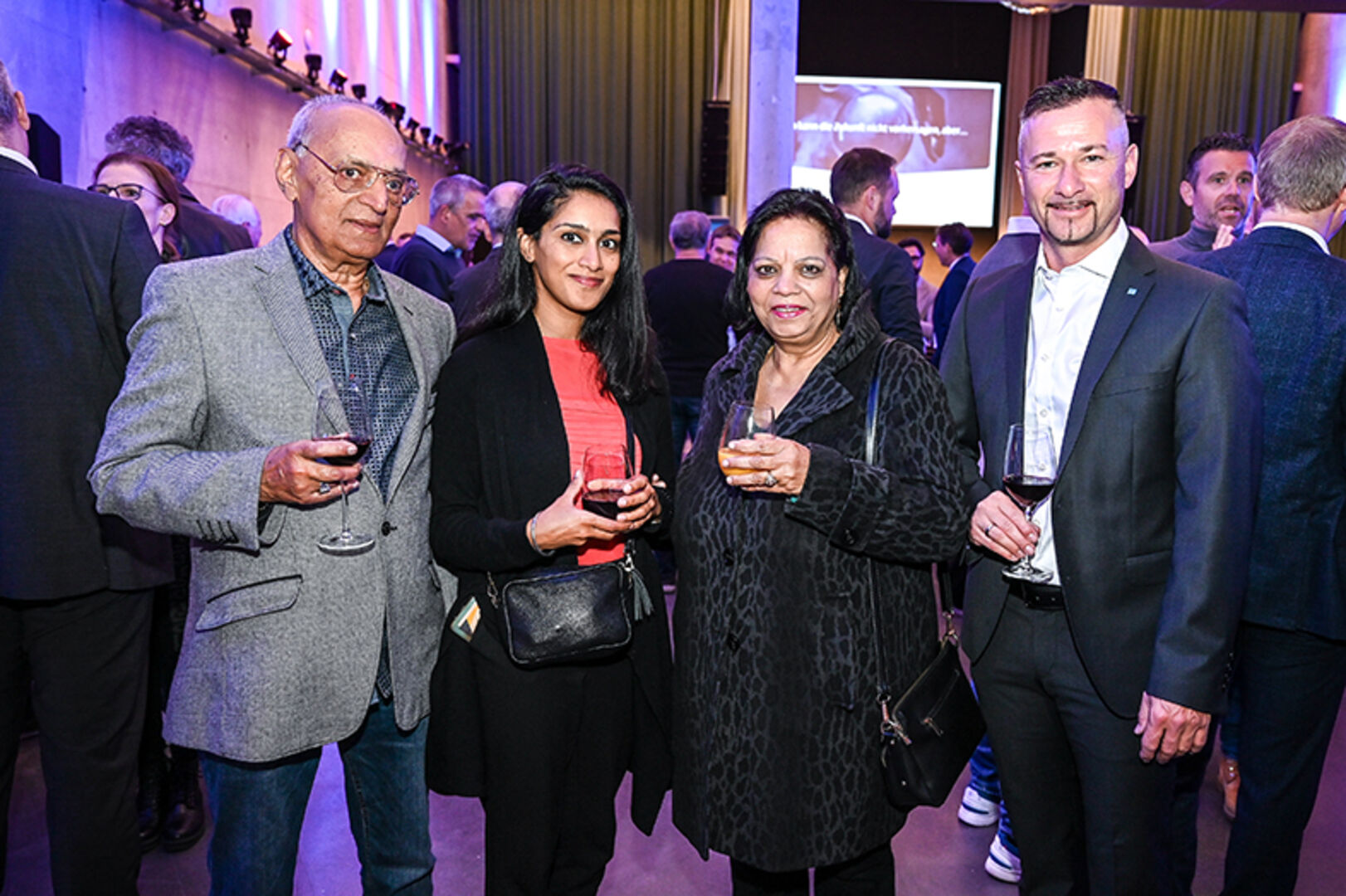 Tony, Simni und Sweety Walia (Feldkirch) mit ihrem Kundenberater Martin Schieder (Hypo Feldkirch)