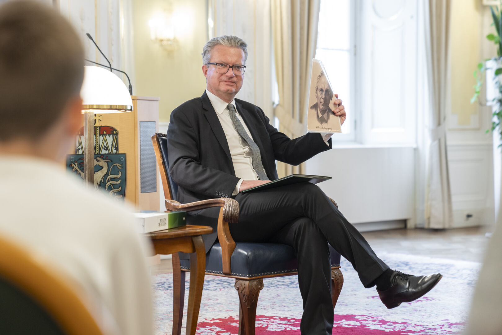 Landeshauptmann Christopher Drexler mit einem Bild von Peter Rosegger