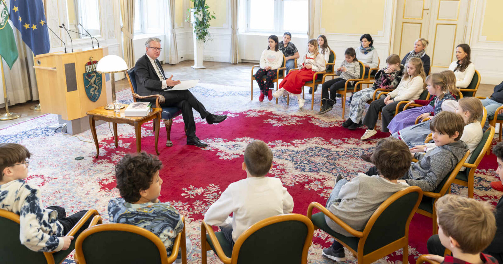 Christopher Drexler liest Schulkindern vor