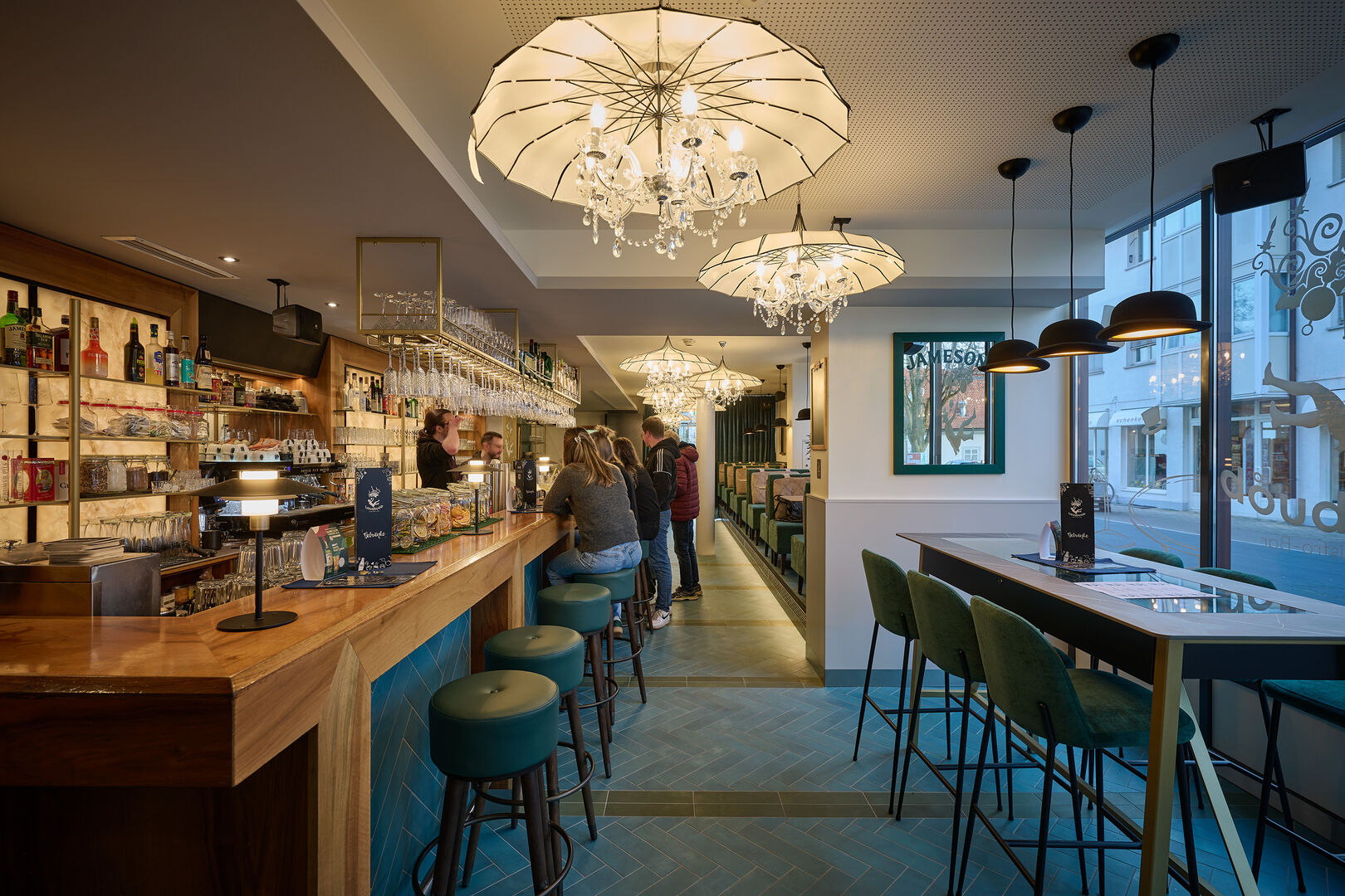 Das Lokal am Kirchplatz überzeugt mit einem modernen und einladenden Ambiente.