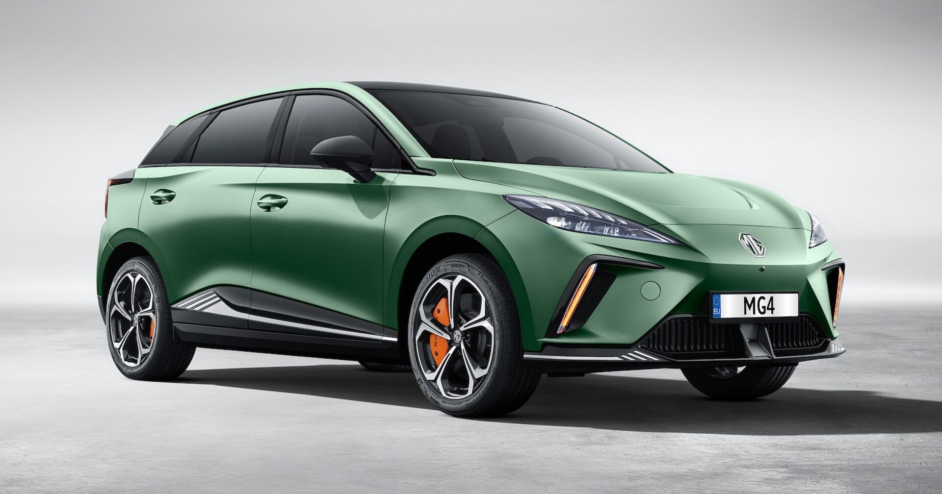 Ein grünes Auto, Modell MG4, in einem Studio