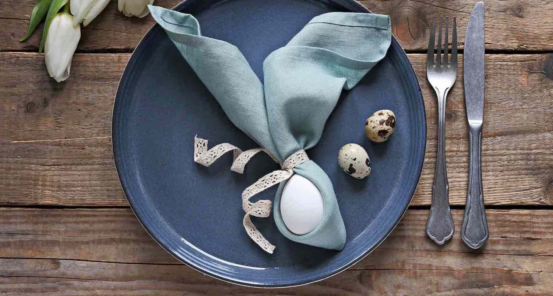 Serviette rund um Ei gewickelt und als Osterhasen-Eier geformt