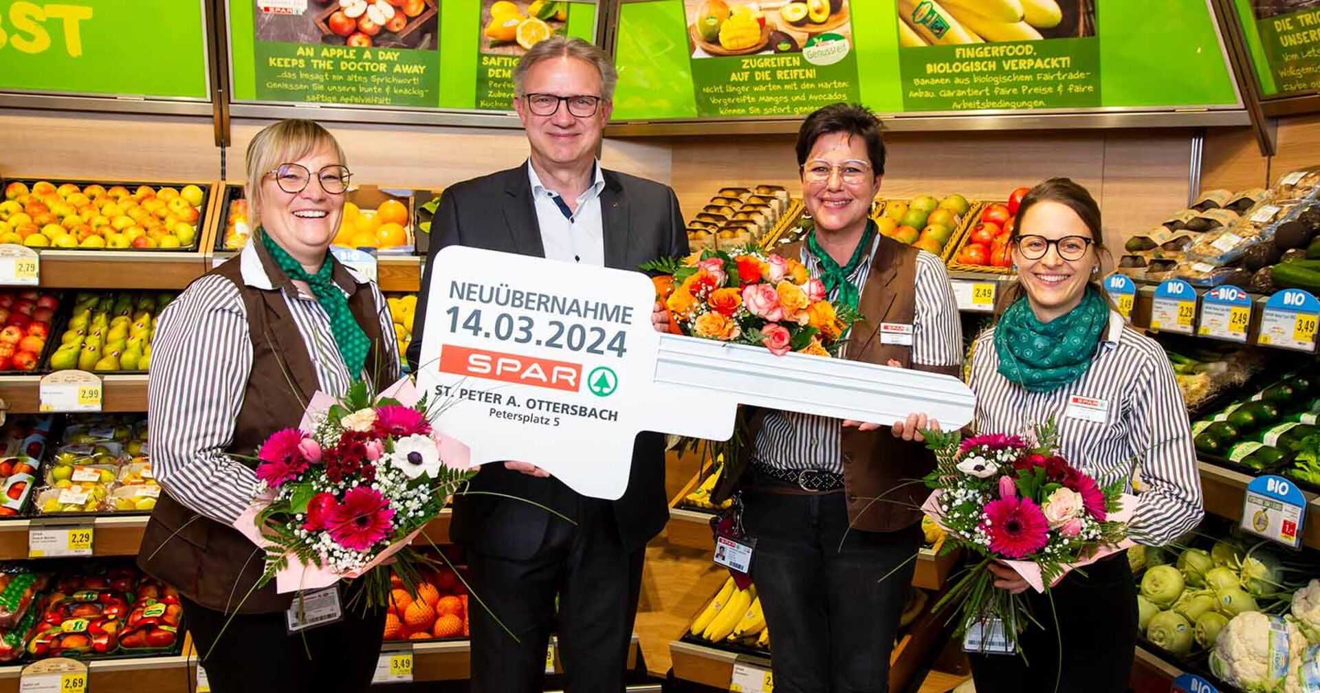 Marktleiter Stellvertreterin Claudia Hirschmann, Mag. Christoph Holzer (Geschäftsführer SPAR Steiermark/Südburgenland), Markleiterin Gerti Hofner und Marktleiter Stellvertreterin Kerstin Lafer bei der Eröffnung.
