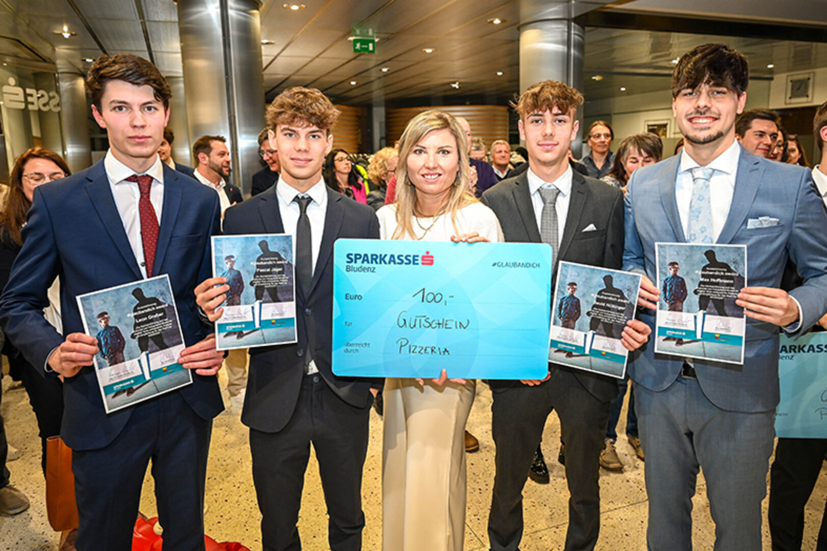 Diplom-Projekt Hologramm: Leon Gruber, Pascal Jäger, Professorin Claudia Zimmermann, David Höllinger und Max Hofmann (v. li.)