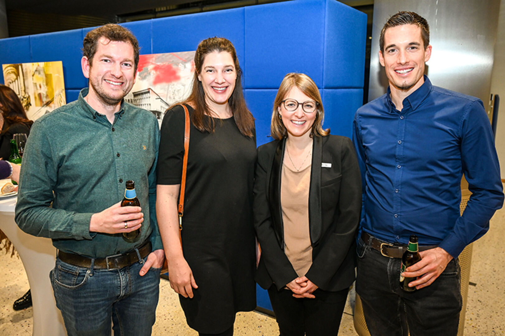 Andreas und Cornelia Mathis, Elisa Eller (Sparkasse), Daniel Unterrainer (v. li.)