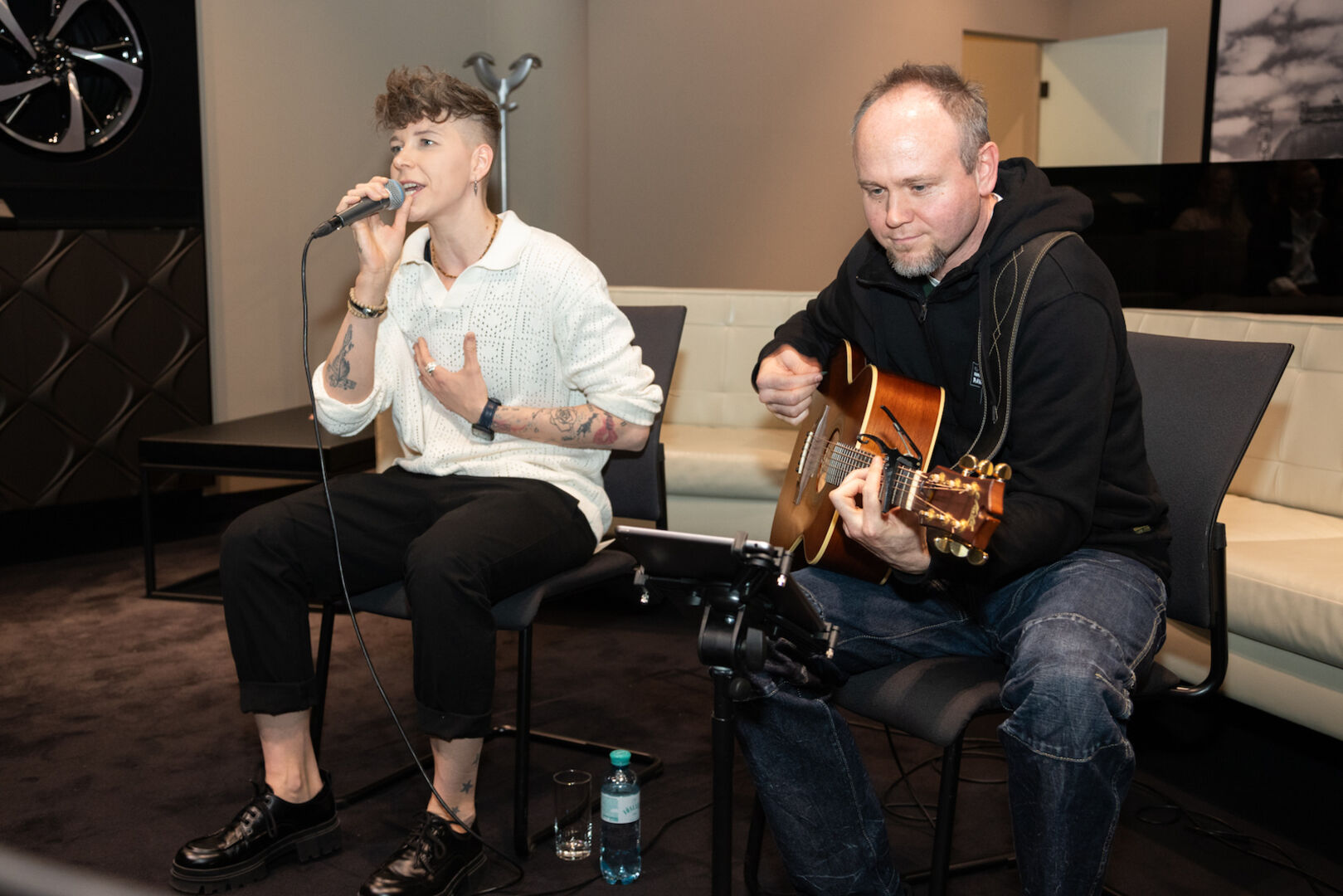 Porträt von Sängerin und Gitarrist, beide sitzend