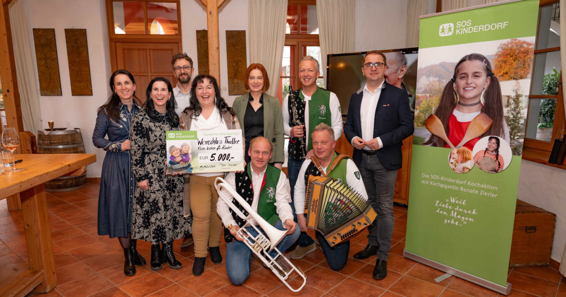 Scheckübergabe zugunsten des SOS-Kinderdorf